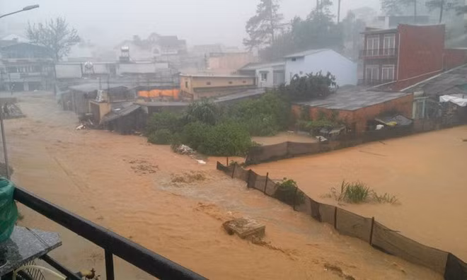 Nữ sinh viên cho biết thêm, khu vực chị sinh sống thường ngập lớn, nước chảy xiết mỗi khi mưa xuống.