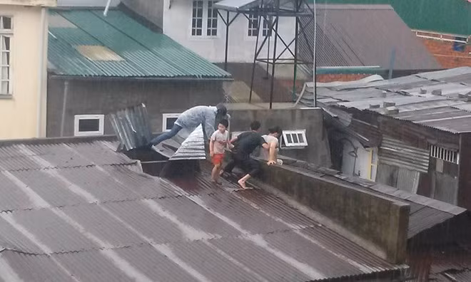 Sau đó, nước cuốn sập một phần của căn nhà, chị Hằng cùng đứa con còn lại la hét lớn hơn. Mặc dù nguy hiểm đến tính mạng nhưng thanh niên vẫn cố đưa vợ chồng nạn nhân cùng con nhỏ khoảng 4 tuổi ra ngoài.