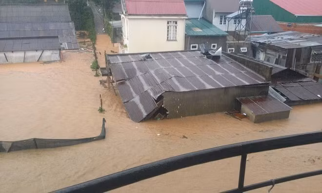 "Khi người thanh niên vừa giải cứu xong thì căn nhà đổ xuống nước", chị Thảo nhớ lại.