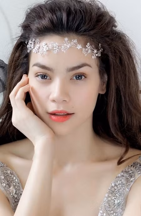 Sở hữu nét đẹp phương Tây, Hồ Ngọc Hà được coi là một trong những mỹ nhân quyến rũ hàng đầu của làng giải trí Việt. Ngoài thân hình mảnh mai, cô còn thừa hưởng đôi mắt sắc sảo "vạn người mê".