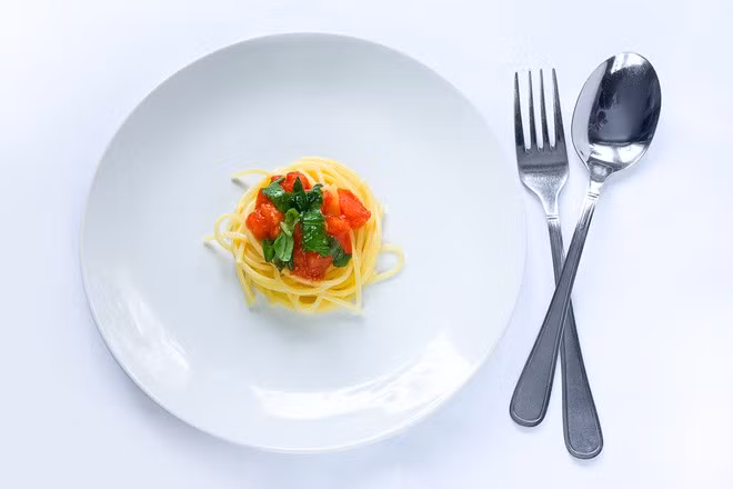 Chọn món nhỏ nhất. Một nghiên cứu đã chỉ ra rằng chúng ta có xu hướng ăn hết tất cả thực phẩm có sẵn trên đĩa, bất chấp chúng nhiều hay ít. Do đó chọn 1 phần bỏng ngô, đĩa salad, chiếc bánh hamburger nhỏ nhất sẽ giúp bạn chủ động giới hạn lượng calo dung nạp cho cơ thể trong mỗi bữa ăn.
