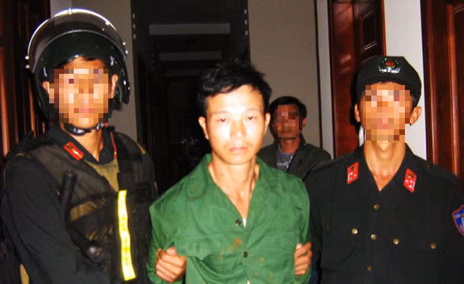 Vũ Văn Đản (giữa) hung thủ gây ra vụ thảm sát ở Gia Lai. Ảnh: Tuổi trẻ.