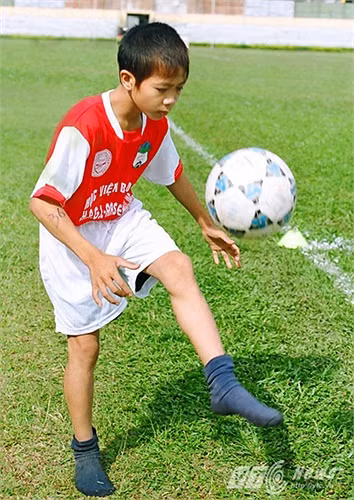 Công Phượng và đầu cua 3 sọc khiến bầu Đức nóng mắt Cong Phuong va dau cua 3 soc khien bau Duc nong mat