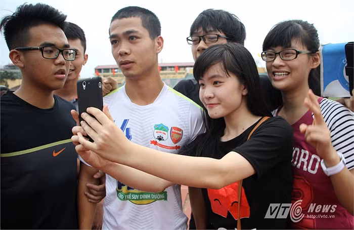 Công Phượng và đầu cua 3 sọc khiến bầu Đức nóng mắt - Hình 8 Cong Phuong va dau cua 3 soc khien bau Duc nong mat-Hinh-8