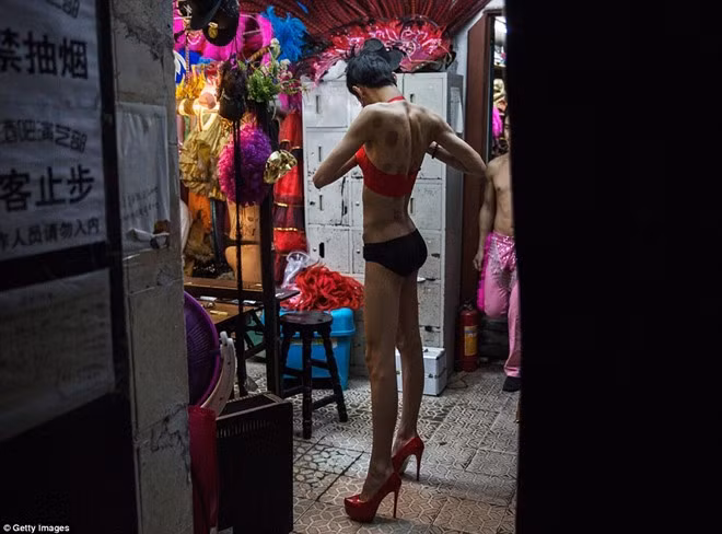Baomei chỉnh sửa trang phục lần cuối. Anh đi đôi giày cao gót như nhiều phụ nữ khác.