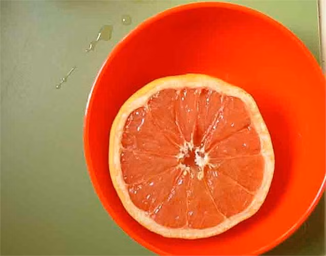 Bưởi: Pectin có mặt trong bưởi. Trái cây khỏe mạnh này giúp thanh lọc dạ dày một cách tự nhiên. Bạn có thể ăn hoặc uống nước ép.