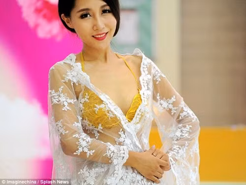 Năm nhà thiết kế và 4 thợ may đã tham gia vào quá trình tạo tác bộ nội y đặc biệt này trong suốt nửa năm trời.