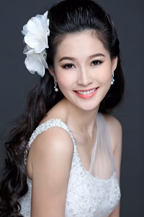 Có lẽ Đặng Thu Thảo là hoa hậu đẹp nhất trong những năm gần đây của Việt Nam. Một gương mặt trái xoan chuẩn mực, đôi mắt bồ câu và nụ cười rạng rỡ.
