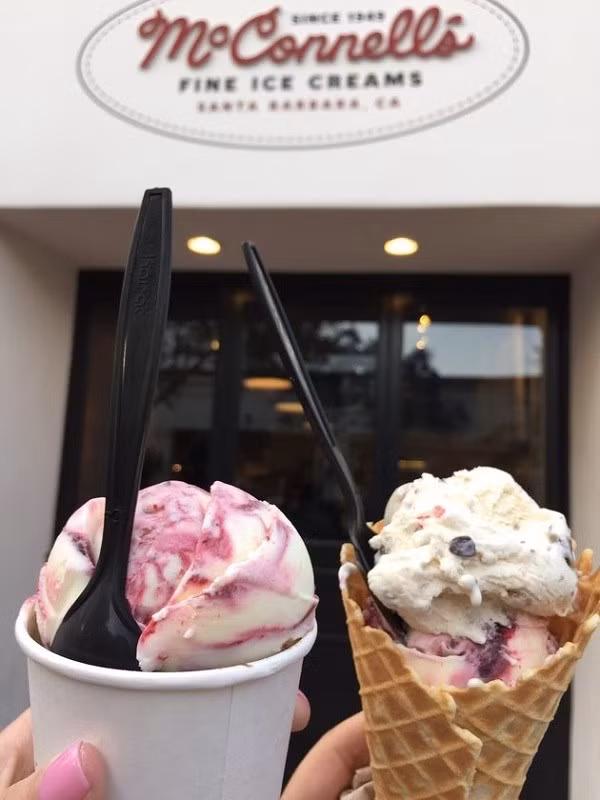 4. McConnell's Fine Ice Creams, Santa Barbara, California. Mở cửa năm 1949, McConnell's Fine Ice Creams được mệnh danh là thiên đường dành cho những ai mê kem vị dâu. “Tôi và chồng đều là những con nghiện kem, và chúng tôi đã đi hơn 99 quốc gia để thử nhiều món kem dâu. Nhưng cuối cùng, cả tôi và anh ấy đều công nhận rằng McConnell's Fine Ice Creams là nơi có món kem dâu ngon nhất thế giới”, một độc giả Tripadvisor bình luận.