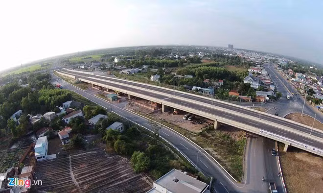 Một phần nút giao tuyến cao tốc với quốc lộ 51 hướng đi TP.HCM. Các phương tiện từ Bà Rịa - Vũng Tàu đi TP.HCM sẽ đi qua vòng xoay dưới cầu vượt và rẽ trái vào cao tốc. Một phần nút giao tuyến cao tốc với quốc lộ 51 hướng đi TP.HCM. Các phương tiện từ Bà Rịa - Vũng Tàu đi TP.HCM sẽ đi qua vòng xoay dưới cầu vượt và rẽ trái vào cao tốc.