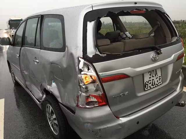 Ca si Nhat Tinh Anh gap tai nạn, xe tai tong manh