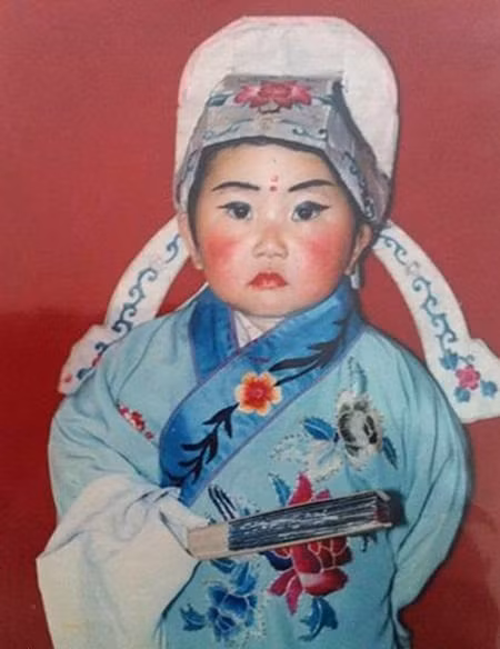 Phong cách chụp ảnh ngày xưa cũng khiến bất kỳ cười xem nào cũng không nhịn được cười.