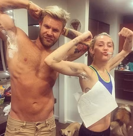 Miley Cyrus dua doi mot nhuom long nach hong-Hinh-2