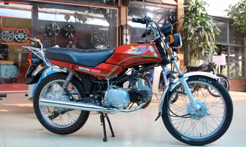 Xe máy Honda Win 100 là loại xe côn tay từng "làm mưa làm gió" ở Việt Nam. Dòng xe Honda Win ra đời năm 1986, là sản phẩm liên doanh giữa Indonesia với Honda, khiến khách hàng mê mẩn bởi trọng lượng nhẹ, động cơ khỏe và hình dáng nam tính, bất chấp địa hình. Chiếc Win 100 cuối cùng rời dây truyền sản xuất vào 2005. 