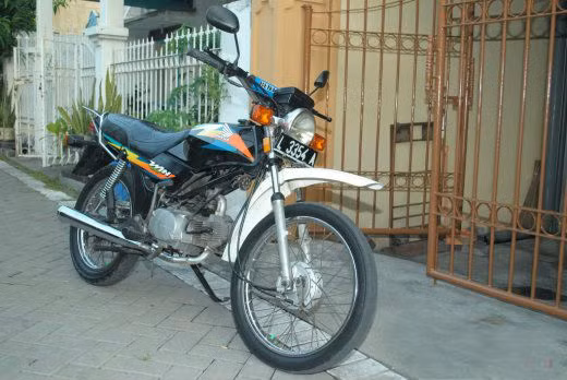 Sau năm 2000, loại xe máy này được nhập từ Trung Quốc với hệ thống khởi động điện bằng nút đề.