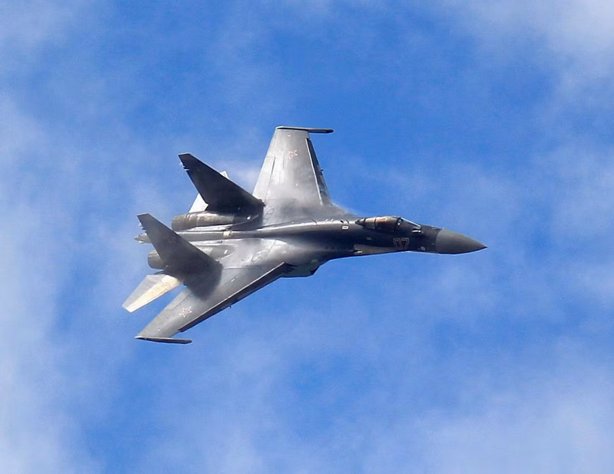 "Không thể phủ nhận Su-35 là dòng tiêm kích rất mạnh về không chiến và tấn công mặt đất bởi khả năng cơ động rất tốt của nó. Tuy nhiên, theo những thông tin chúng tôi có được, Su-35 không mạnh như tuyên bố và không thể cạnh tranh với F-35 của Mỹ", vị lãnh đạo này nhận xét.