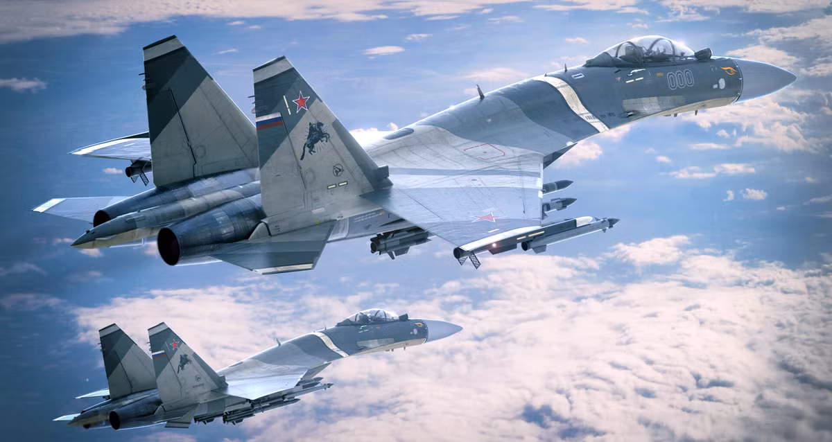 Hệ thống "mắt thần" của Su-35 phát hiện mục tiêu không thân thiện trên bầu trời trong khoảng cách xa đến 400 km. Trong khi đó, F/A-18 của Mỹ chỉ nhìn thấy trong cự ly 200 km, còn và Rafale của Pháp kém hơn, chỉ có khả năng phát hiện đối thủ trong tầm 150 km.