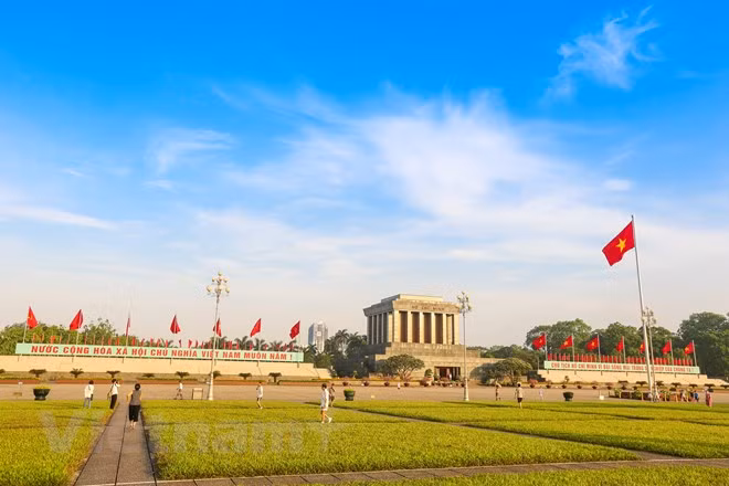 Hôm nay (19/5), kỷ niệm 128 năm ngày sinh Chủ tịch Hồ Chí Minh, rất đông đồng bào cả nước đã có mặt tại Quảng trường Ba Đình dự lễ chào cờ trong ngày trọng đại này của dân tộc.