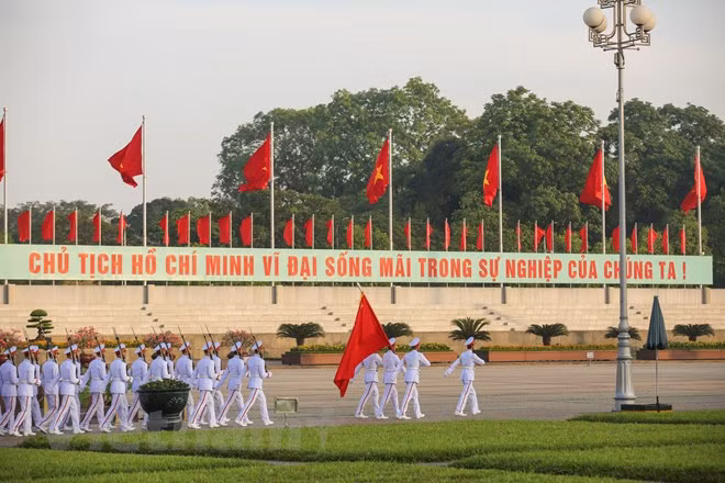 Lễ chào cờ chỉ diễn ra trong khoảng 5 phút, nhưng trong khoảng thời gian ấy ai cũng bồi hồi xúc động.