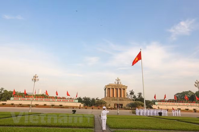 Đông đảo người dân Thủ đô và cả nước không khỏi tự hào khi tham dự lễ chào cờ tại Quảng trường Ba Đình, nơi có Chủ tịch Hồ Chí Minh yên nghỉ.