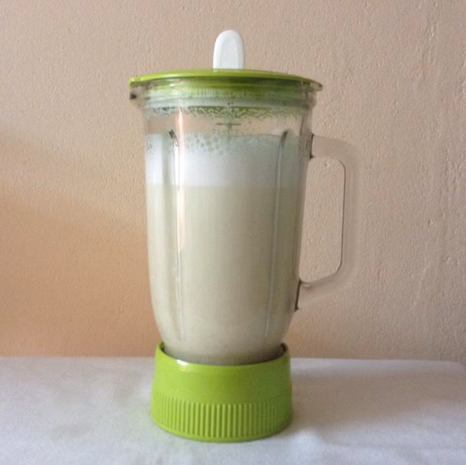 Bước 2: Cho hạt sen tươi và nước với tỷ lệ 100g hạt sen/700ml nước rồi xay nhuyễn. 
