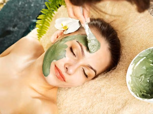 Bùn khoáng: Mặt nạ bùn khoáng có tác dụng hút chất thải dư thừa trên da và giúp cho da sáng mịn màng hơn. Hãy đắp bùn khoáng lên toàn bộ da mặt và cổ trong 15 phút rồi rửa sạch bằng nước ấm để da sáng mịn hơn.