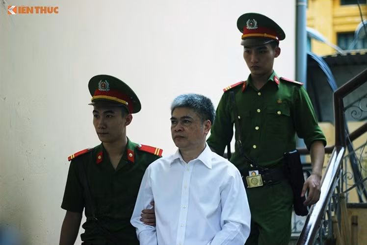 Cuu TGD OceanBank Nguyen Xuan Son nop don khang cao