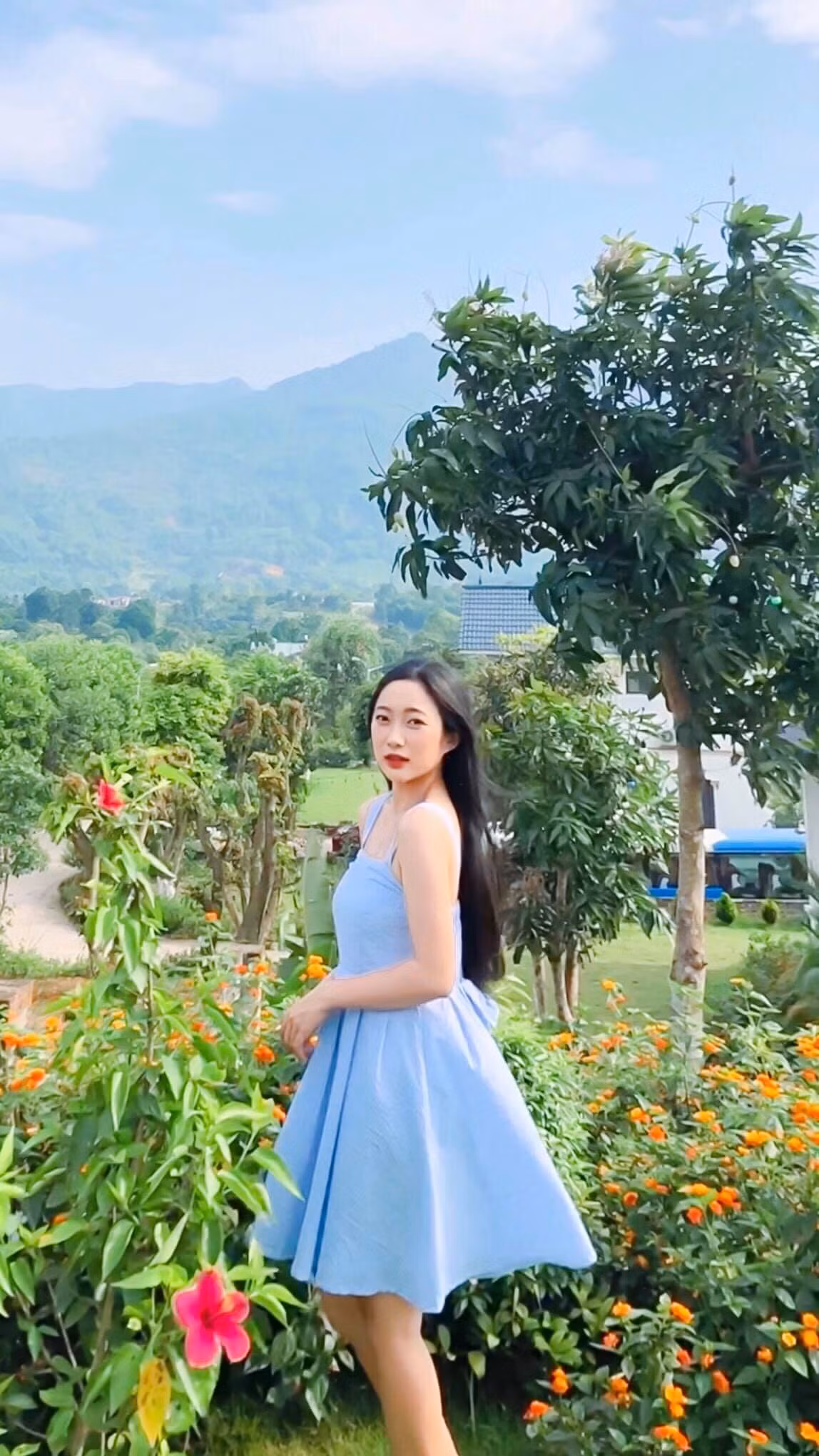 Hot girl 9x cao 1m52, nặng khoảng 42kg, sở hữu làn da trắng, bờ môi mỏng dỗi hờn và ánh mắt trong veo mơ màng.