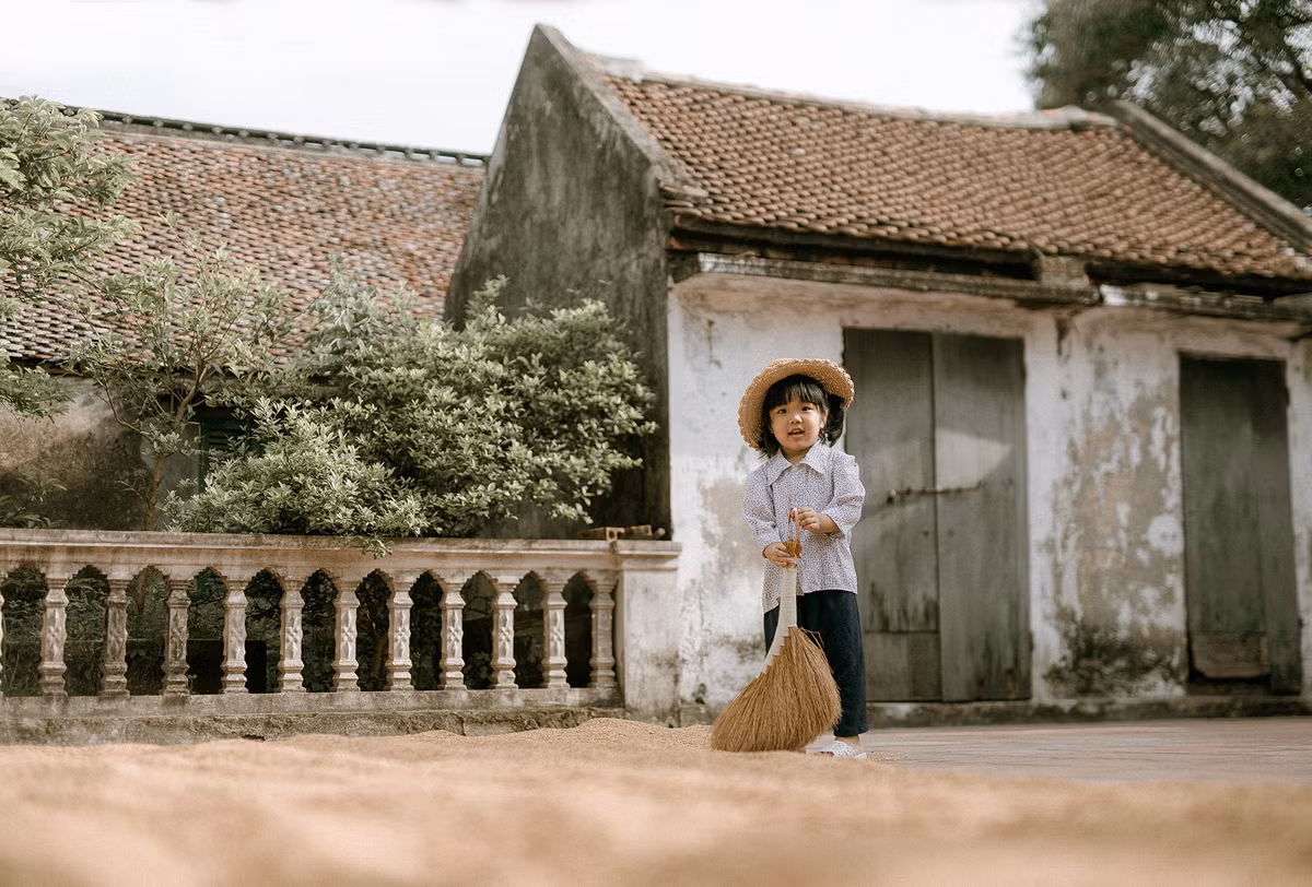 Hình ảnh cây kem tuổi thơ, những lần trời mưa chạy thóc, hay thả diều trên cánh đồng đều là khoảnh khắc gợi nhớ lại kỷ niệm tuổi thơ của thế hệ 8x. 9x.