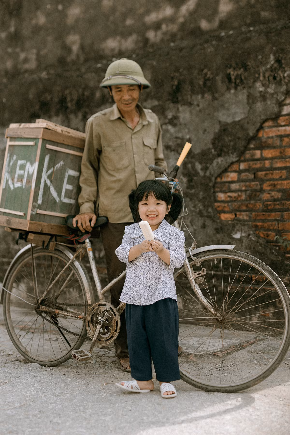 Được biết, bé gái trong bộ ảnh đáng yêu này là Vũ Trúc Linh (3 tuổi), còn được gọi với biệt danh là Sóc. Bộ ảnh được anh Vũ Ngọc Thiện, là bố của bé gái này thực hiện.