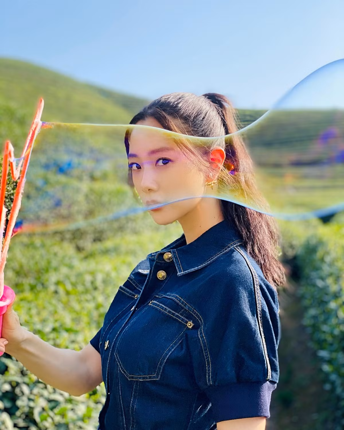 Mặc dù vướng nhiều tai tiếng nhưng Clara Lee vẫn là ngôi sao được chú ý với các dự án phim ảnh, hợp đồng làm người mẫu thời trang dày đặc.