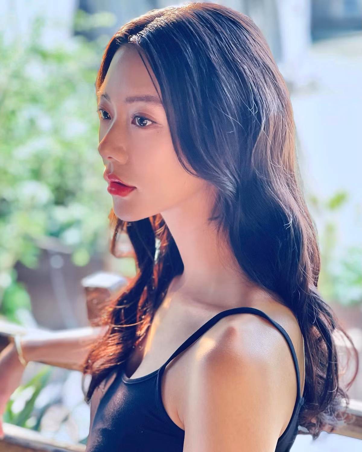 Trên trang cá nhân có hơn 1 triệu người theo dõi, Clara Lee có đăng tải một số hình ảnh mới cho thấy vẻ ngoài xinh đẹp, bờ vai thon gọn, xương quai xanh mảnh của Clara Lee vẫn trường tồn với thời gian.