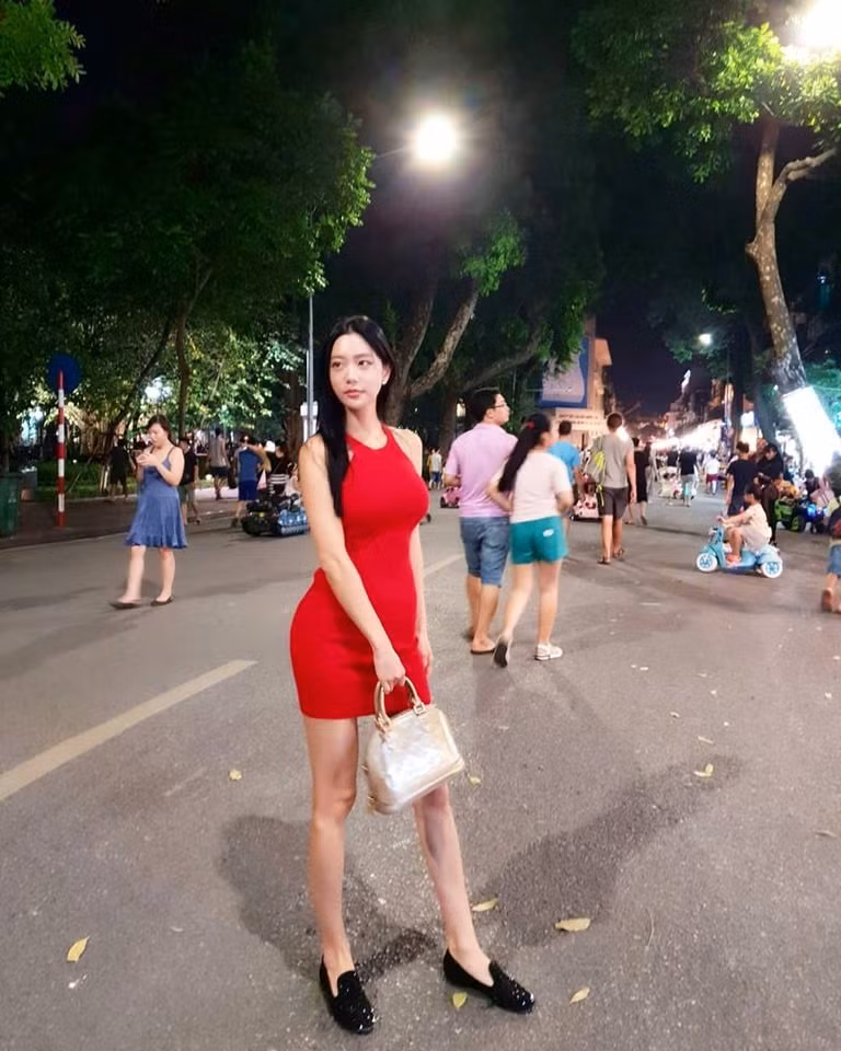Clara Lee, mỹ nữ được nhắc đến là biểu tượng gợi cảm của xứ Hàn từng đăng ảnh check-in ở phố đi bộ hồ Gươm, Hà Nội vào năm 2018.