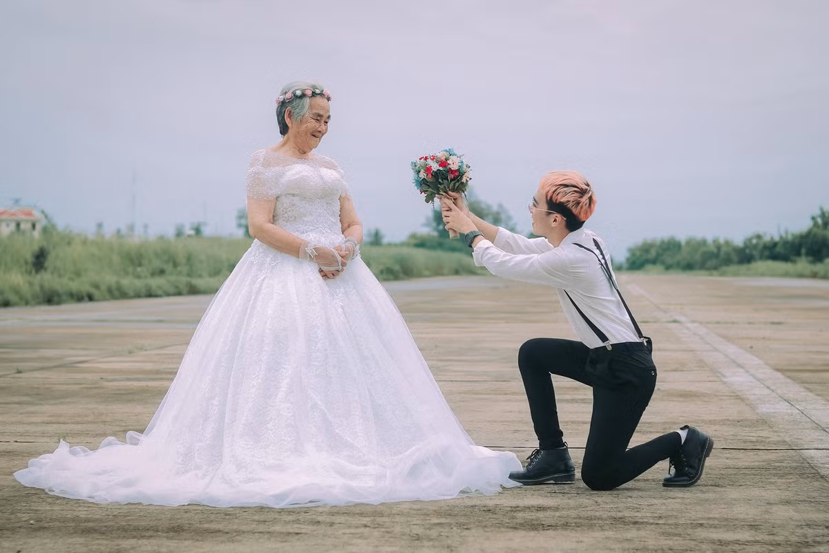Chàng trai quyết tâm chọn cho bà chiếc váy cưới thật lộng lẫy, đồng thời không cho bà trang điểm vì làm vậy mất cả hết vẻ trẻ trung của nội.