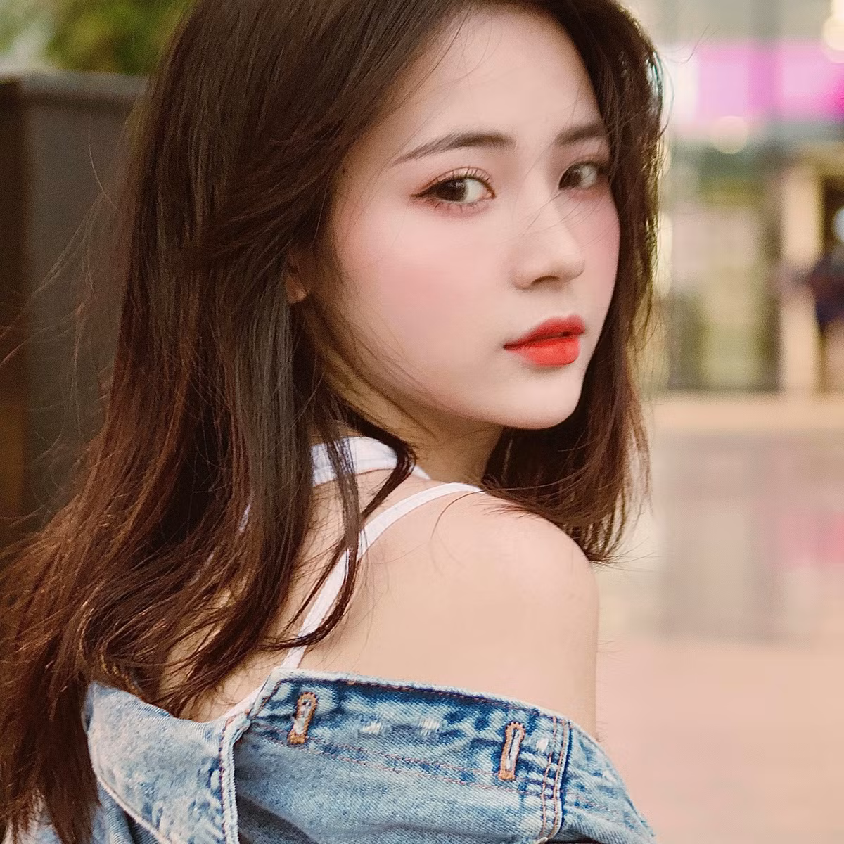 Nguyễn Linh Thu (Junny) là hot girl mới nổi thời gian gần đây từ khi cô nàng tham gia đóng MV ca nhạc "Yêu người đến sau" của ca sĩ Thành Đạt.
