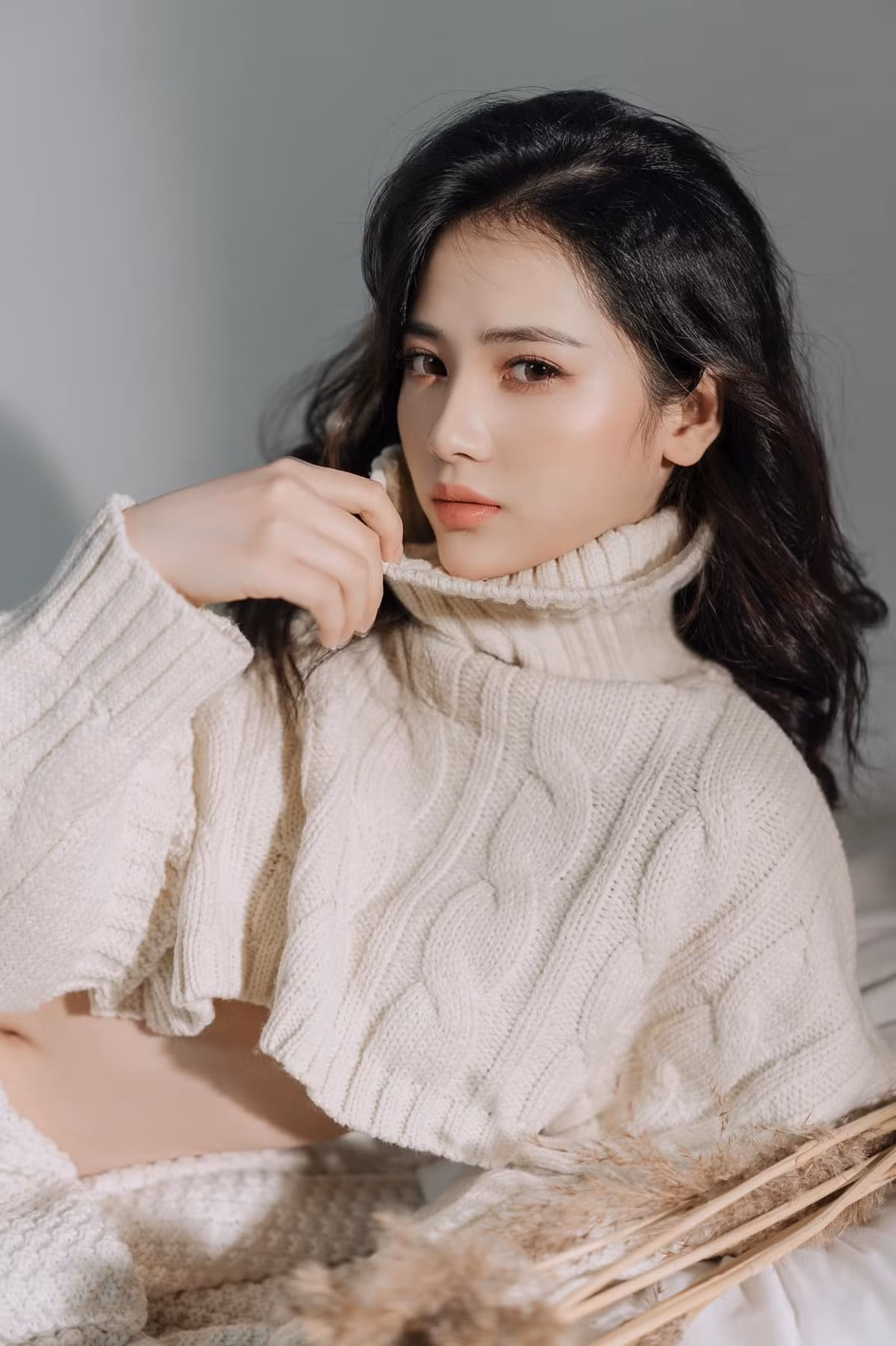 Cô gái sinh năm 2000 có biểu cảm gương mặt và thần thái vô cùng cuốn hút trong mỗi shoot hình.
