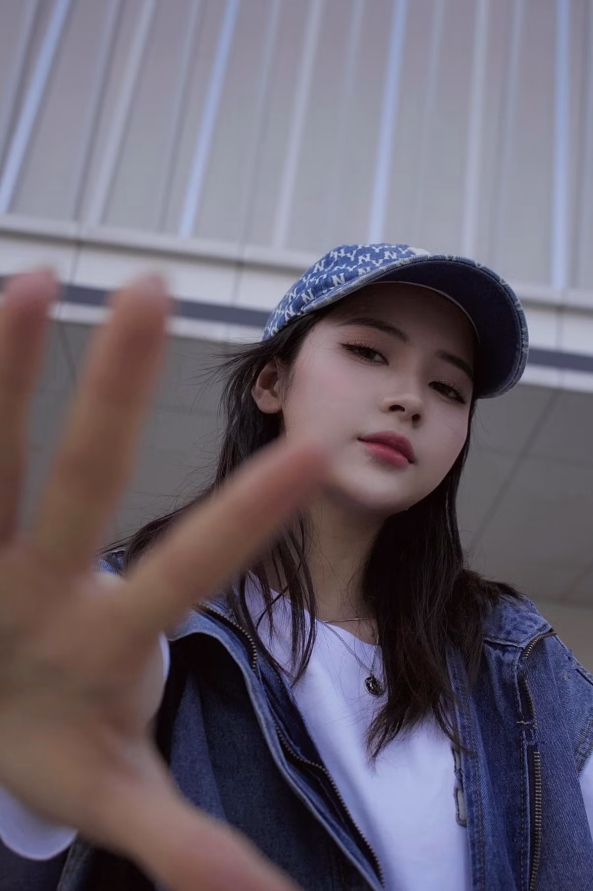 Công việc hiện tại của cô gái này là make up, ngoài ra Linh Thu còn là diễn viên, mẫu ảnh tự do.