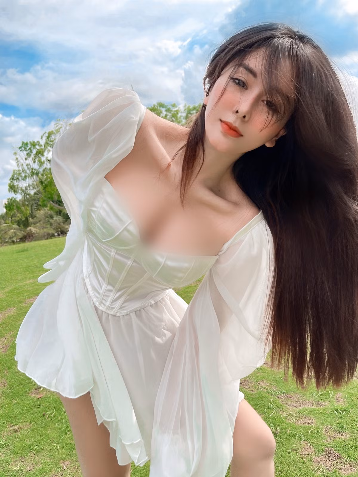 Nếu thường xuyên theo dõi Ngọc Trân, có thể thấy được phong cách thời trang mà cô nàng theo đuổi chính là sự gợi cảm xen lẫn chút ngọt ngào.