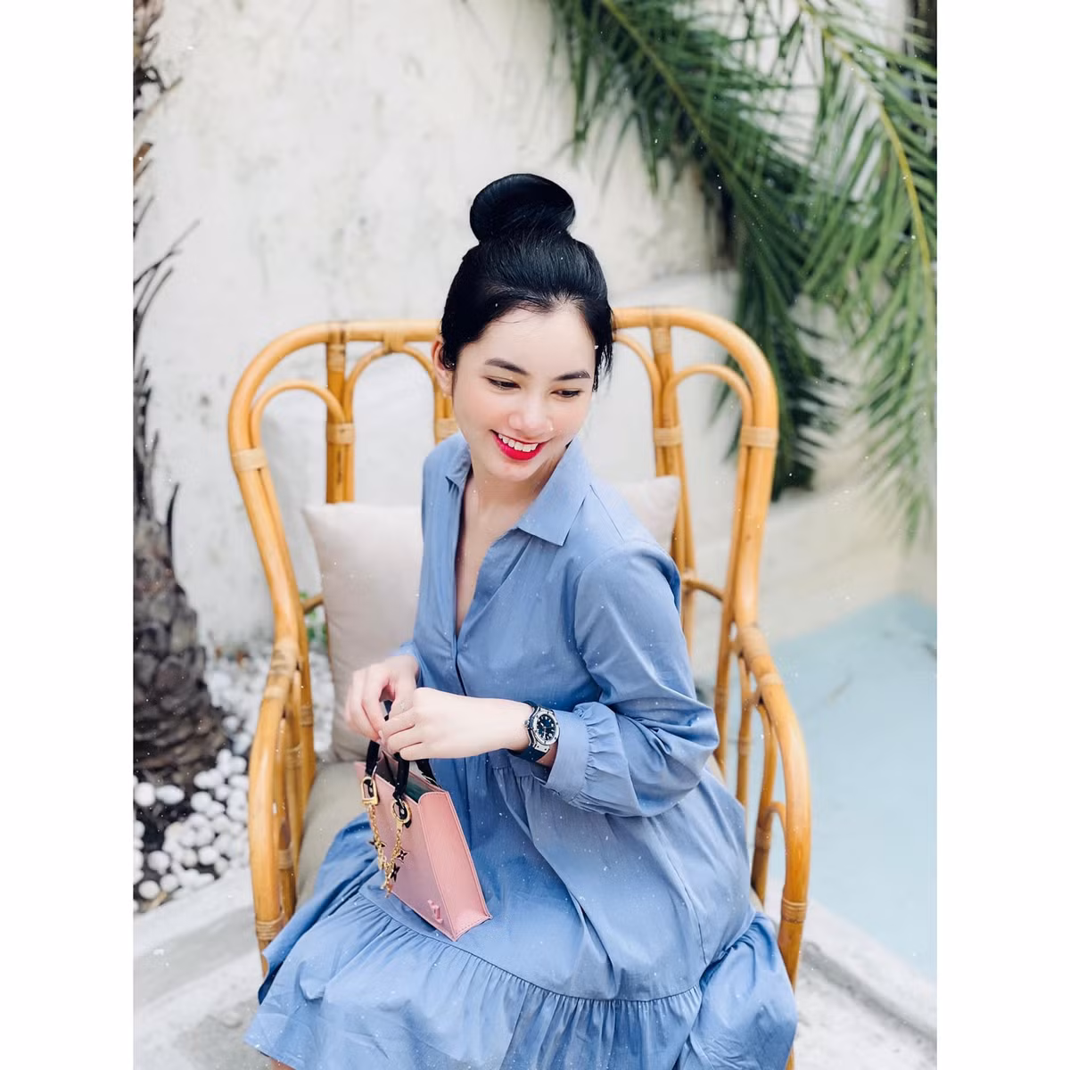 Sau khi công khai đường ai nấy đi với Lệ Quyên, Đức Huy liên tục lộ "hint" hẹn hò với tình trẻ kém tuổi Cẩm Đan.