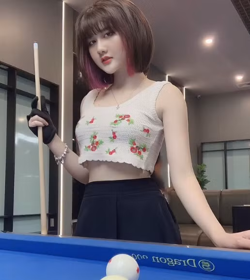 Cô được cộng đồng mạng gọi với biệt danh "Hằng Dâu Tây" bởi sự ngọt ngào, quyến rũ trong mỗi bộ ảnh gợi cảm của mình.