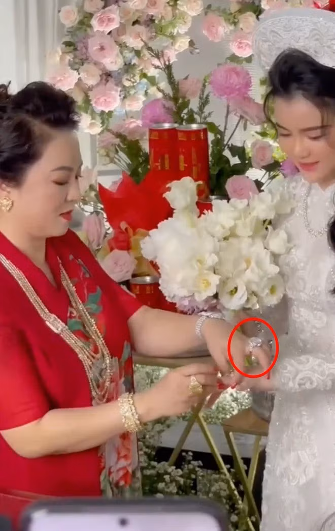 Dù Quế Long không tiết lộ giá chính thức của món đồ này nhưng ai nấy nhìn vào đều phải chóng mặt ít nhiều vì "nức mùi tiền".