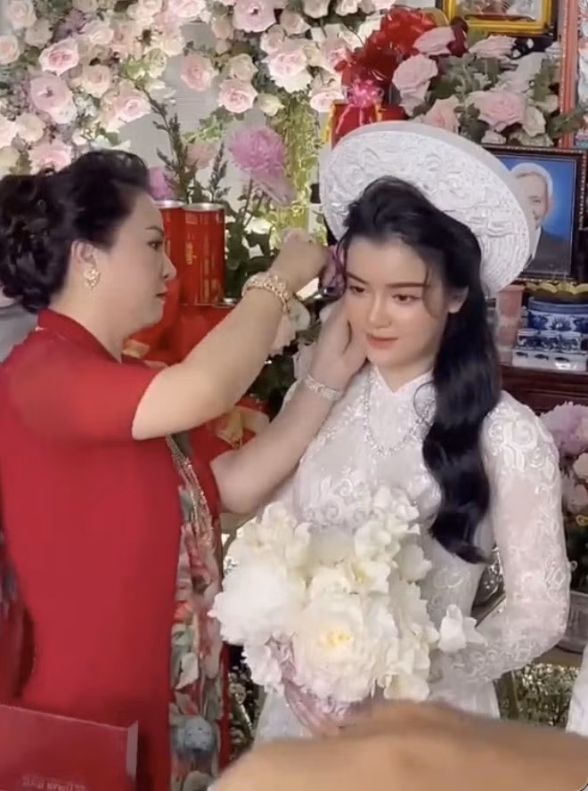 Trước đó, để thể hiện sự có tiền của mình, mẹ chồng Quế Long từng chia sẻ rằng kim cương ở nhà mình đong theo kilogam, vậy nên chẳng có gì lạ khi con dâu nữ đại gia cũng chuyên xài kim cương. Ảnh: Tổng hợp