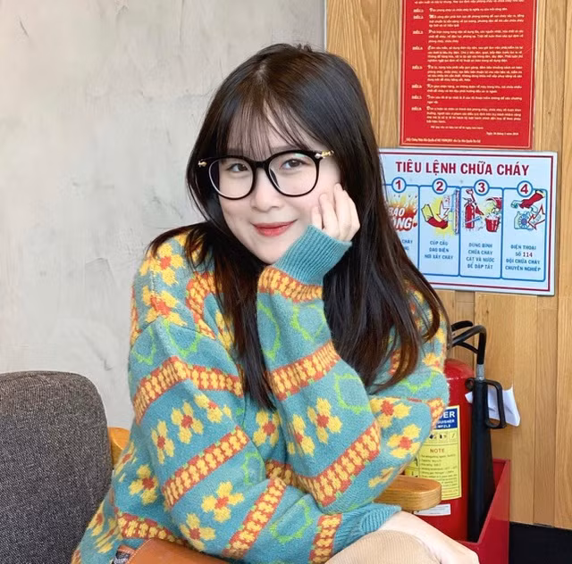 Mới đây, Chao nhận được một câu hỏi khá nhạy cảm từ fan: "Chị ơi yêu ở tuổi 16 - 17 thì có nên xxx (quan hệ tình dục) không ạ?".