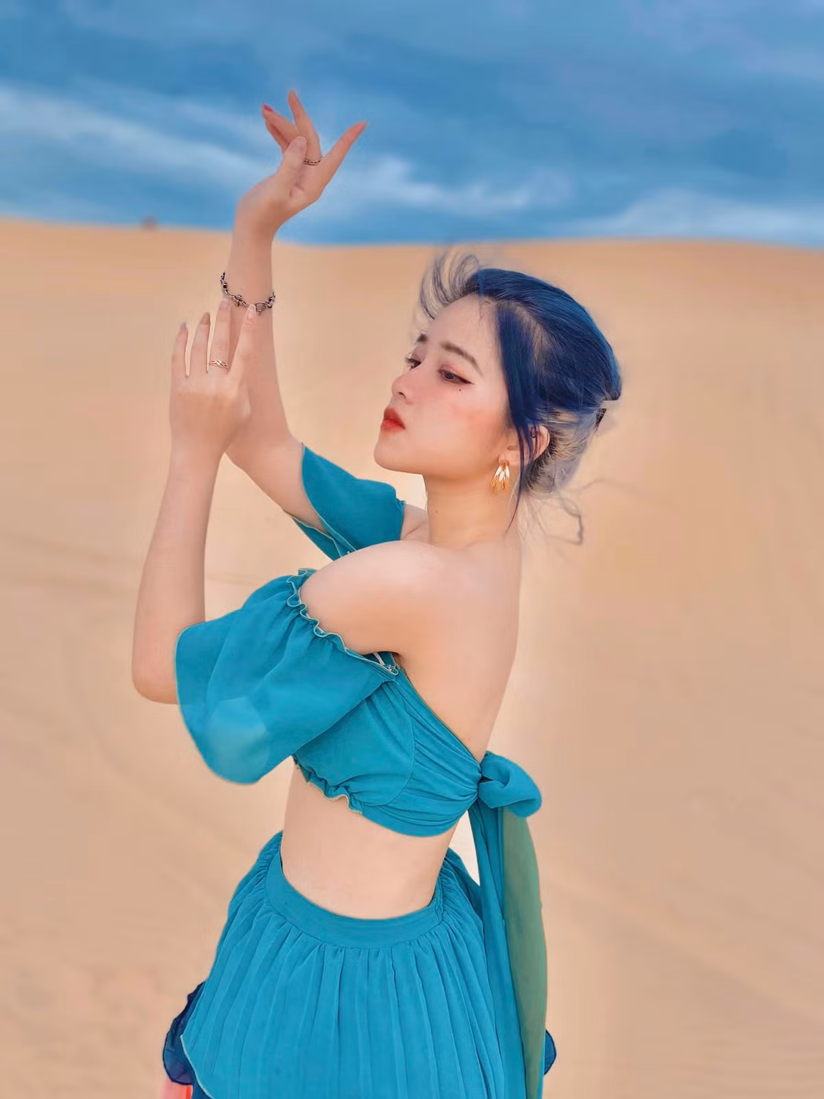 Khánh Ly là hot girl từng được báo Trung Quốc ca ngợi hết lời về nhan sắc. Cô nàng sở hữu gương mặt đẹp như nàng thơ và vóc dáng nóng bỏng.
