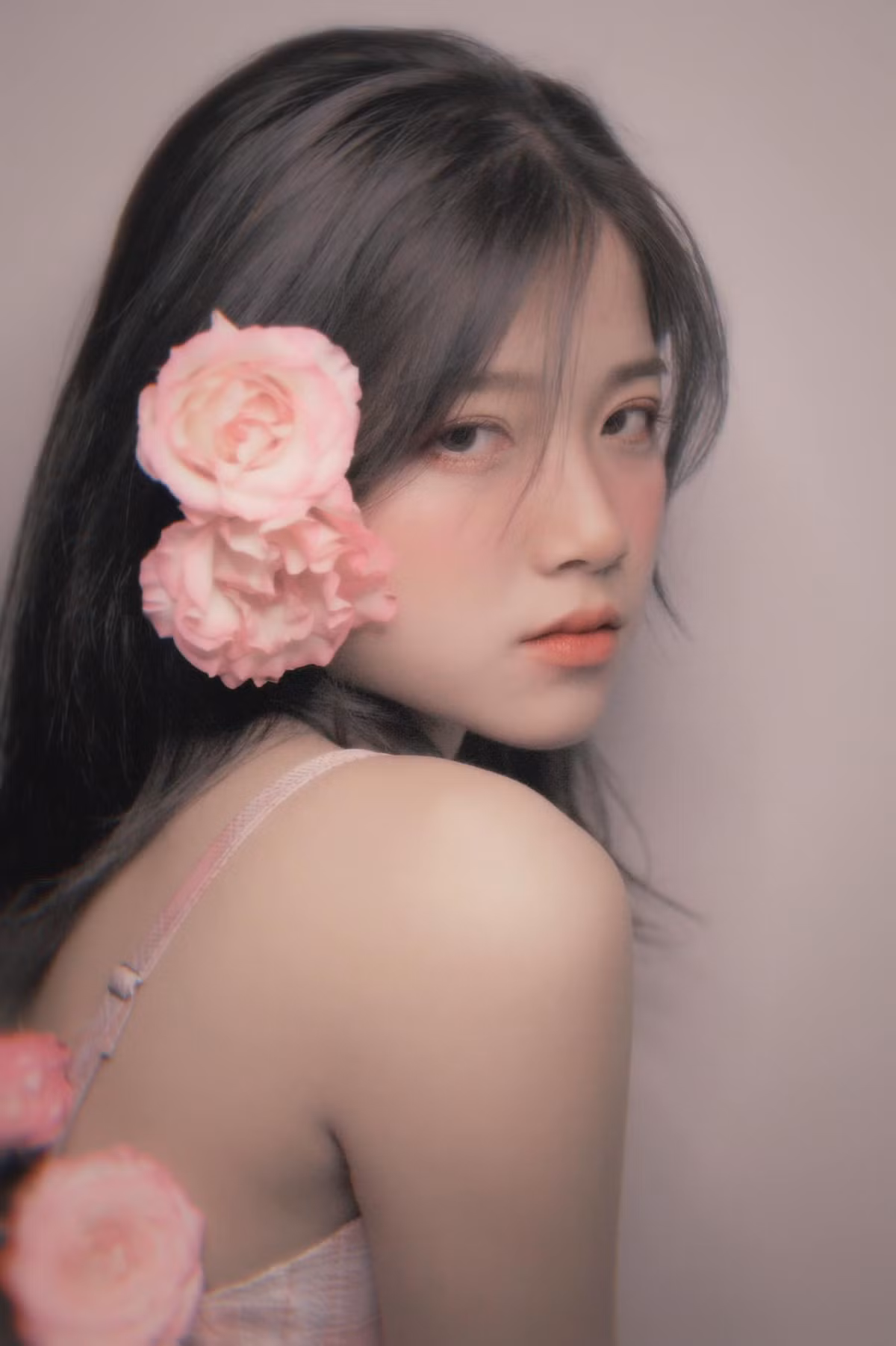 Trong một vài góc ảnh, cô bạn được nhận xét là trông khá giống hot girl Linh Ka
