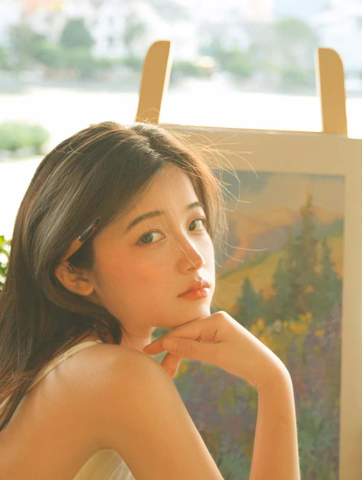 Ngoài việc học ở trường, Ly cũng tham gia làm mẫu ảnh. Cô bạn tiết lộ nguồn thu nhập từ công việc này đã giúp Ly tự lập được phần nào mà không cần nhờ đến sự trợ giúp từ bố mẹ.