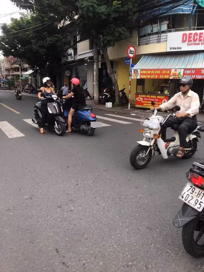 Chẳng rõ bao lâu rồi 2 người phụ nữ trong bức ảnh hay họ có chuyên gì mà phải dừng xe giữa đường để buôn chuyện nhưng hành động này chắc chắn gây cản trở giao thông.