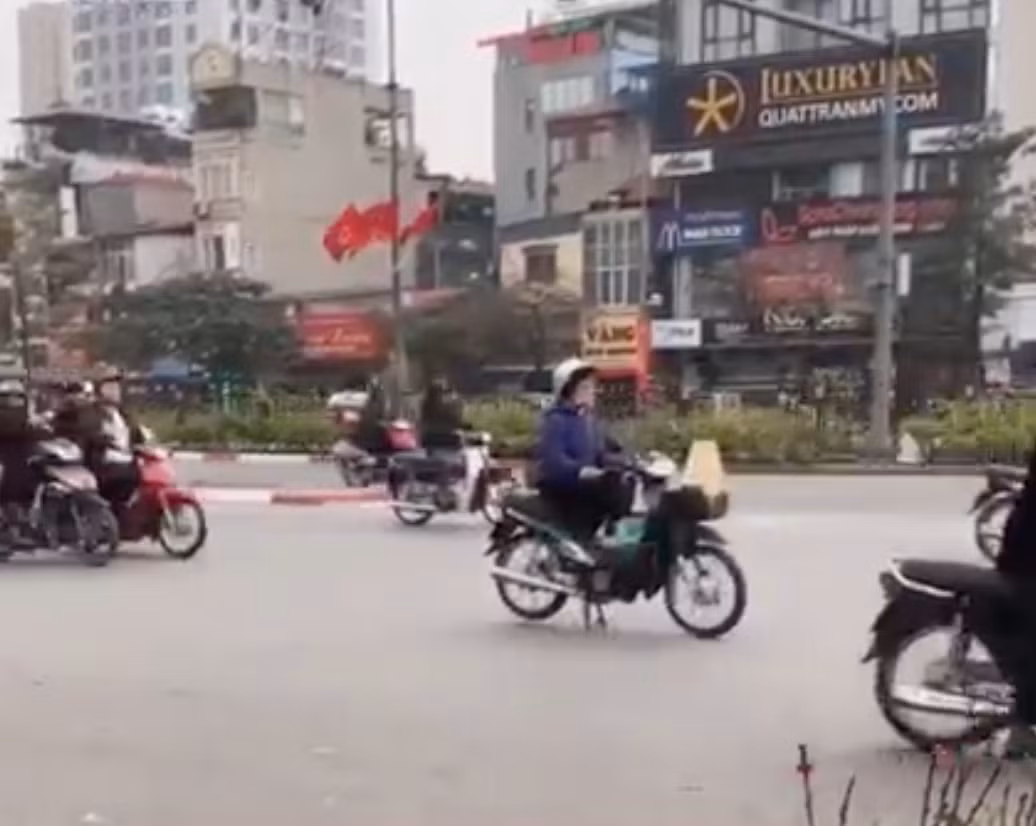 Mới đây, ảnh chụp một người phụ nữ thản nhiên dừng xe giữa đường và ngồi trên xe thiền được nhiều người chia sẻ kèm theo rất nhiều bình luận bày tỏ sự khó hiểu.