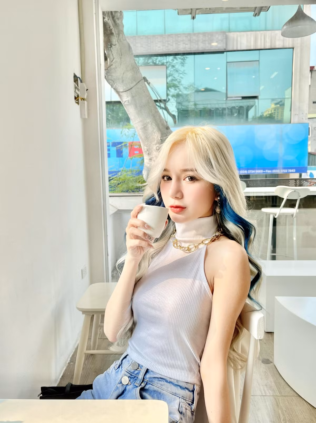 Nhờ ngoại hình nổi bật, mái tóc ấn tượng cùng nhan sắc trong sáng như thiên thần, nữ streamer Thiên Thy nhanh chóng gây ấn tượng với cộng đồng mạng khi đăng tải những hình ảnh của mình lên trang cá nhân Facebook.