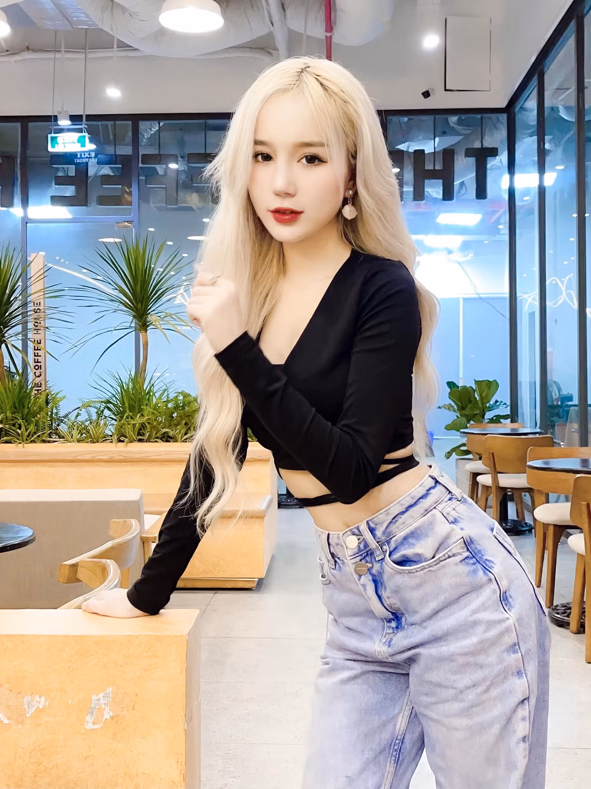 Thiên Thy gắn bó với màu tóc nổi đến nay là được 6 năm, có khi cam, khi hồng… Tuy nhiên màu tóc bạch kim được ví như màu tóc thương hiệu của hot girl 9x này.